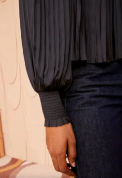 Ulla JohnsonAidy Blouse - Noir 9 Ulla JohnsonAidy Blouse - Noir -CYNTHIA Clothing Shop Aidy Blouse in Noir 20231025224231 1